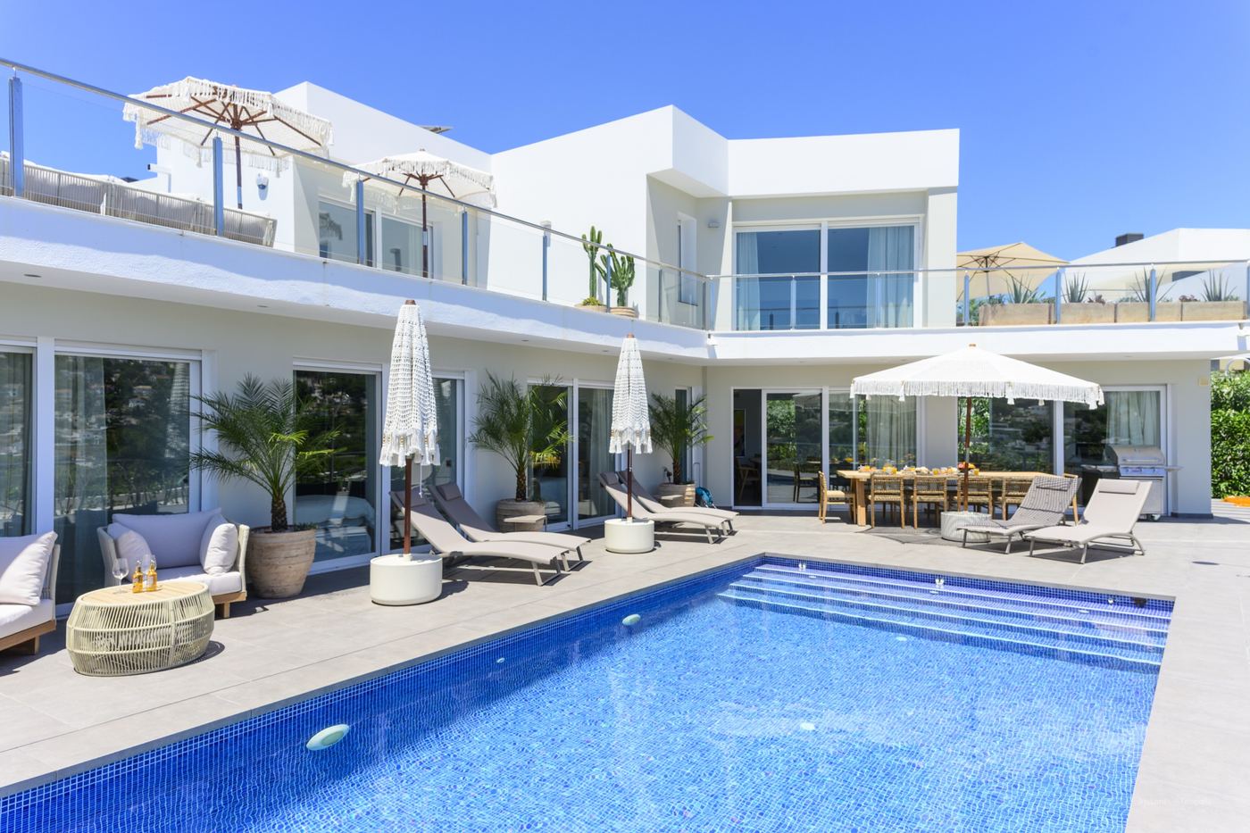 Villa Solpark: het verwarmde zwembad en de villa