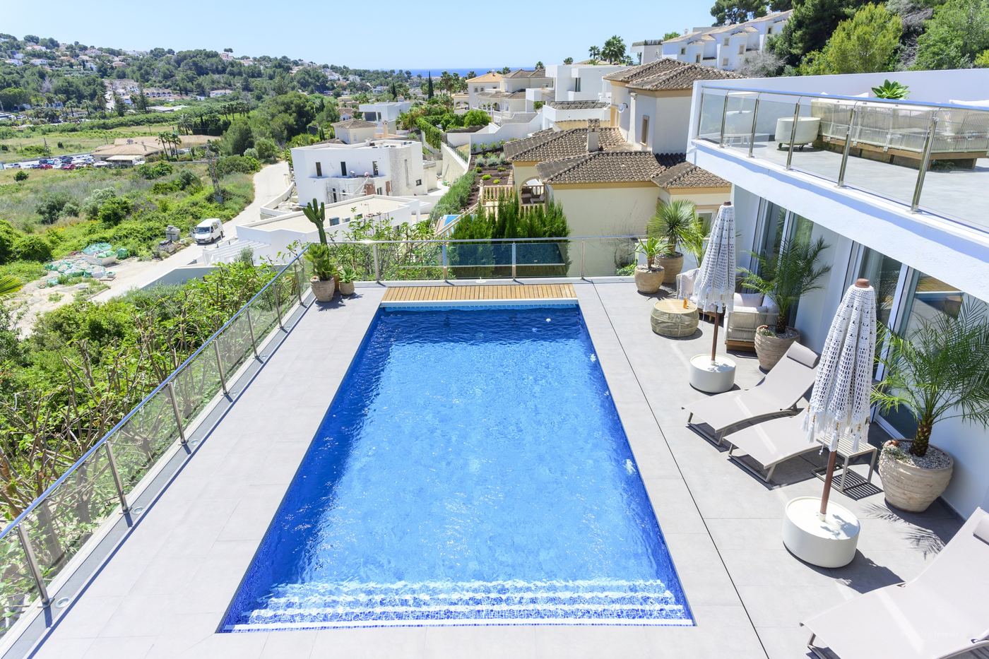 Het zwembad van bovenaf, met uitzicht over Moraira