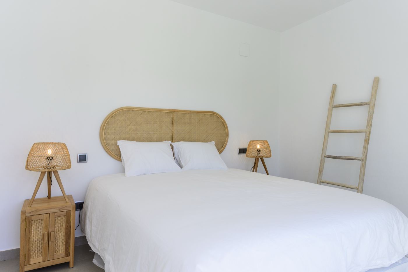 Slaapkamer met rotan hoofdbord