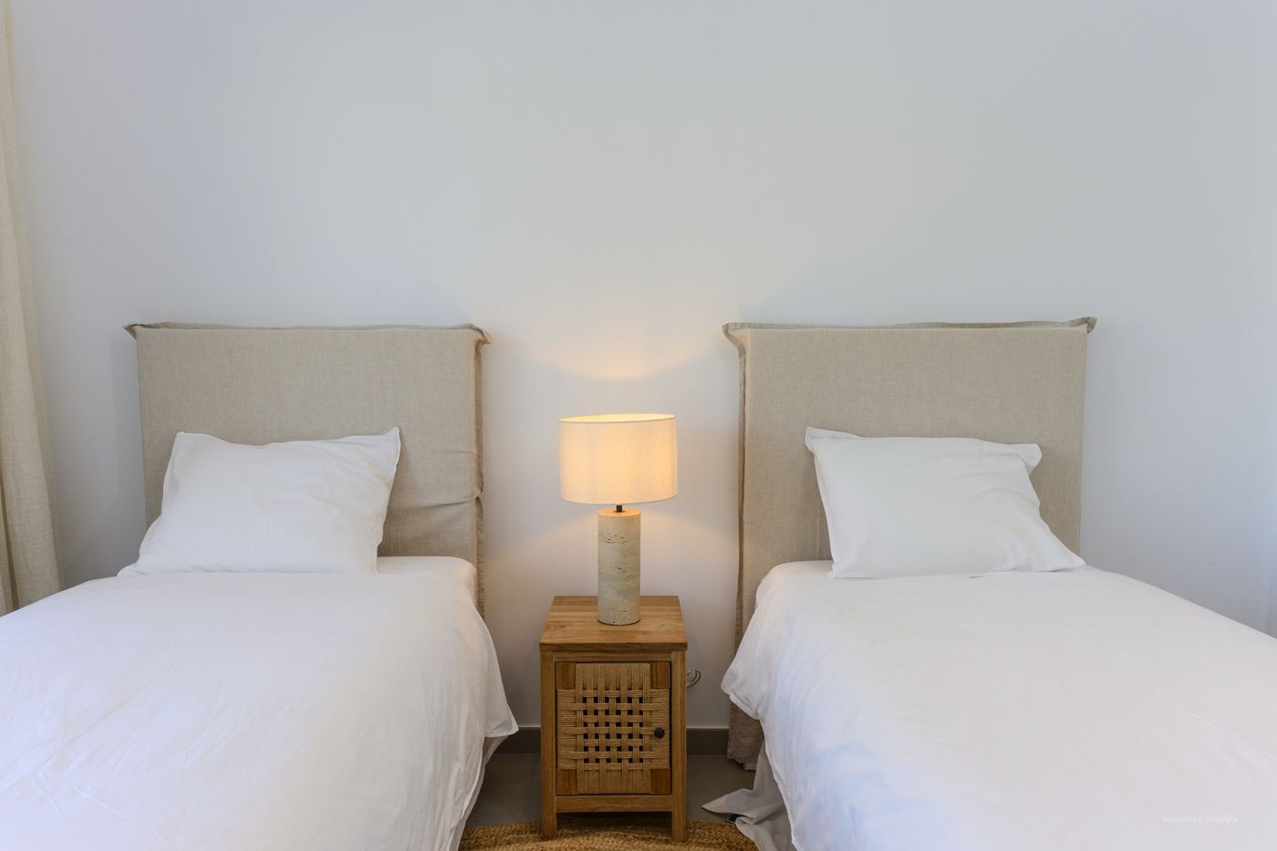 Slaapkamer met twee eenpersoonsbedden en uitzicht