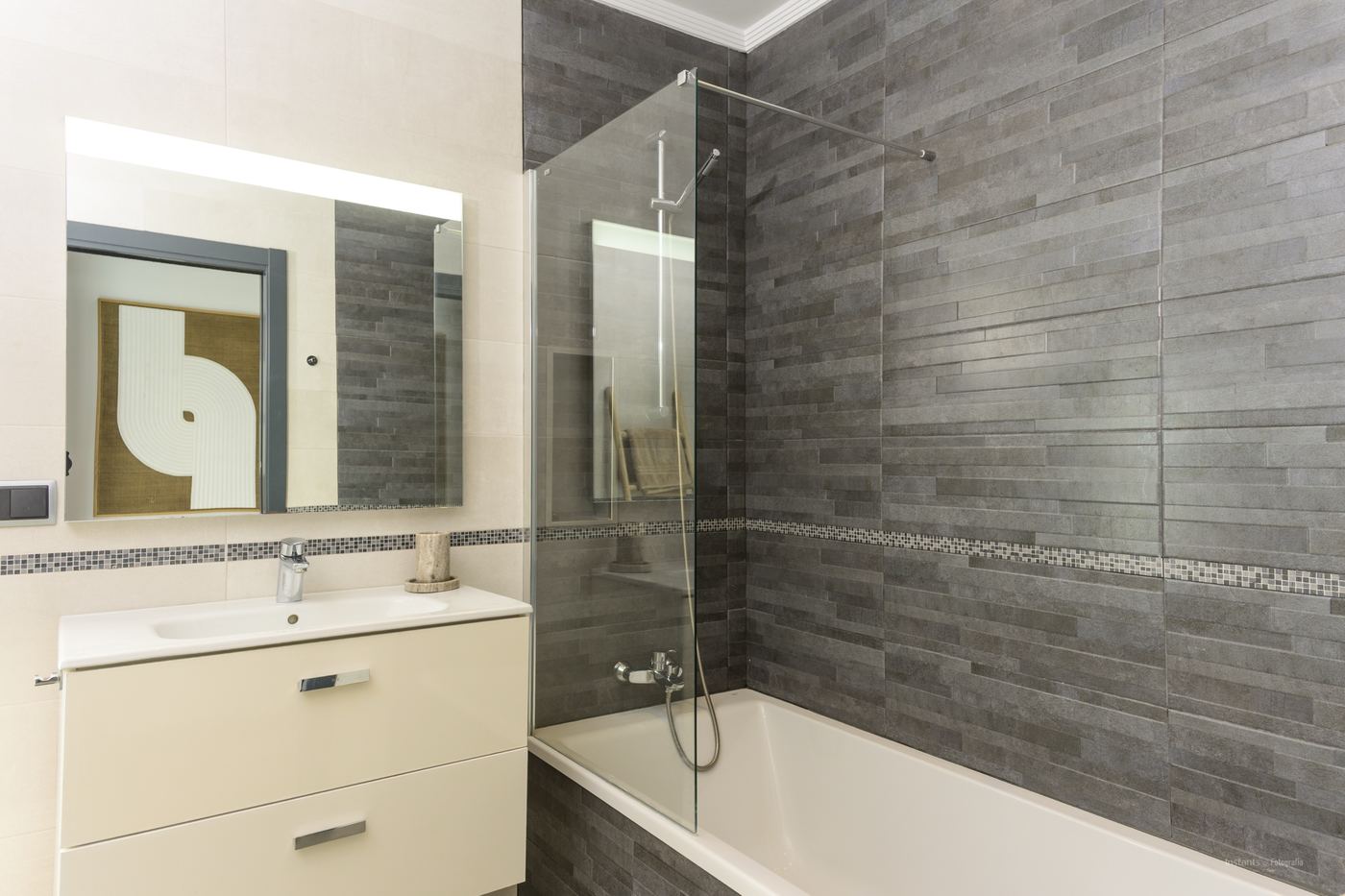 Badkamer met ligbad en douche