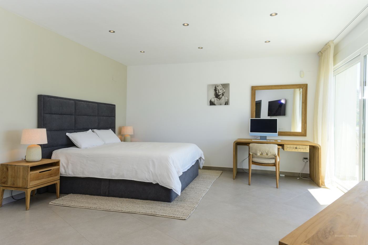 Master bedroom met bureau