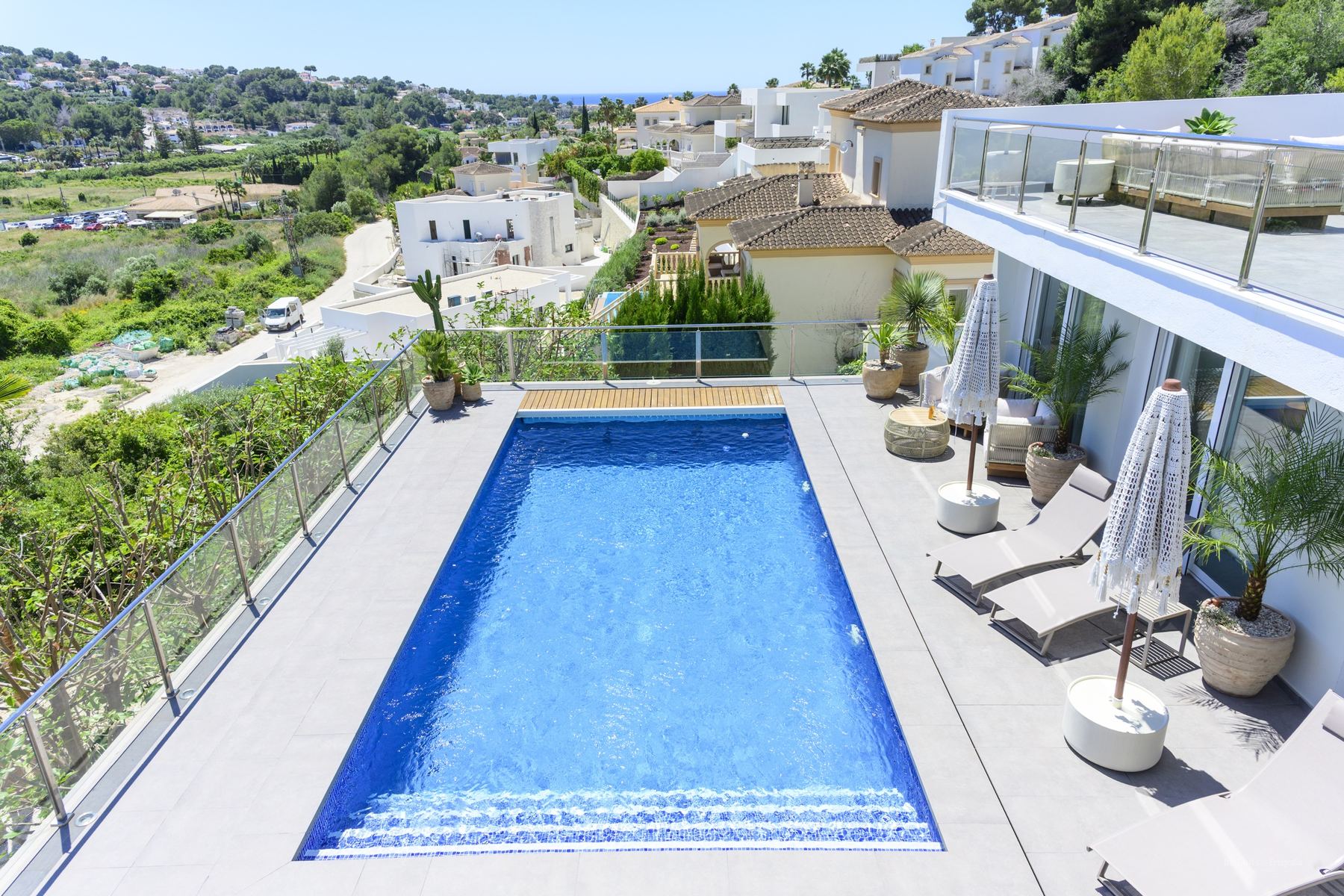 Het zwembad van bovenaf, met uitzicht over Moraira